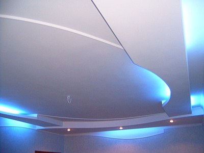 Подвесной потолок из гипсокартона и подсветка потолка.